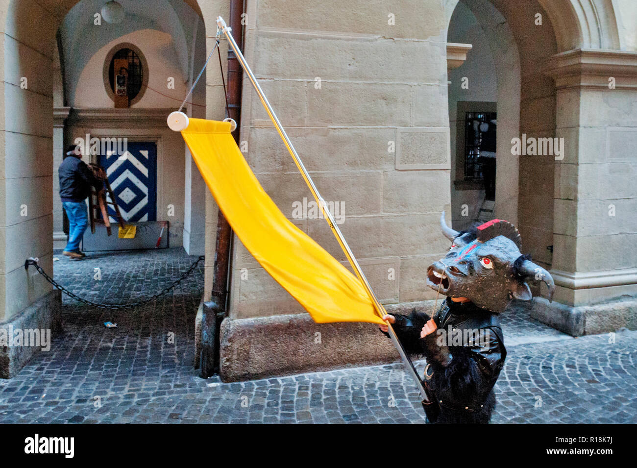 Seltsame Zeichen mit fantastischen Masken und Kostüme Parade entlang der schmalen Straßen während der Luzerner Fasnacht, Schweiz Stockfoto