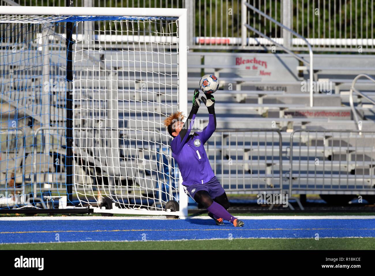 Keeper vereitelt ein mögliches Ziel mit einem Anschlag auf einen kurzen Knall, dass er abgelenkt nur Breite des Netzes. USA. Stockfoto