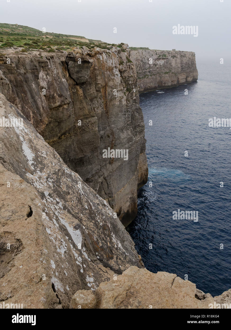 Eine vertikale Cliff drop auf der Insel Gozo in Malta Stockfoto