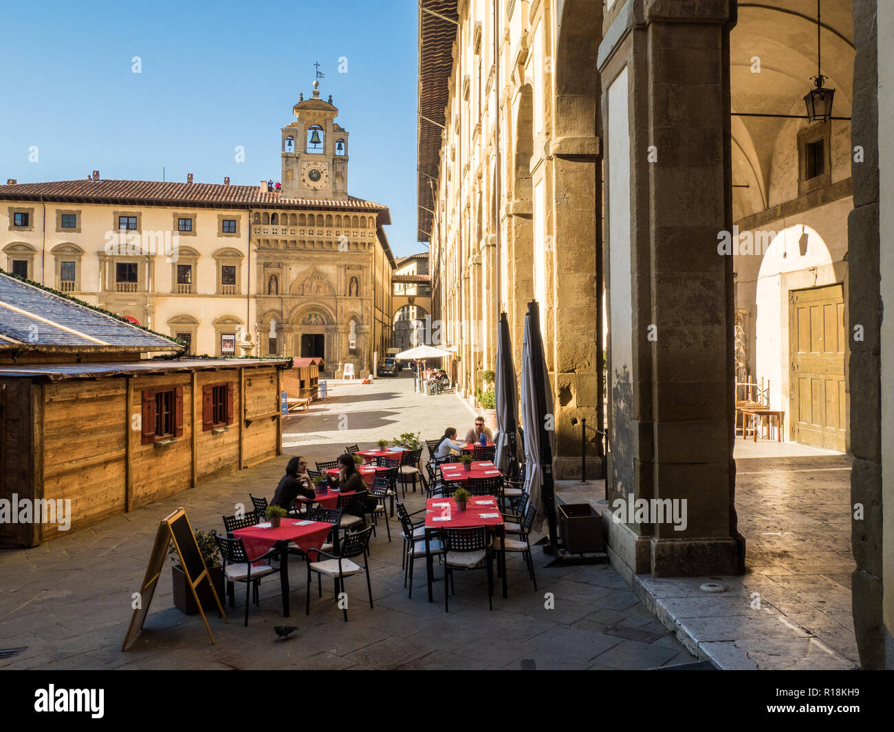 Die Piazza Grande in der Stadt Arezzo, Toskana, Italien, mit dem Glockenturm der gotische Palast der Laien Brüderlichkeit & Holz Weihnachten Marktstände. Stockfoto