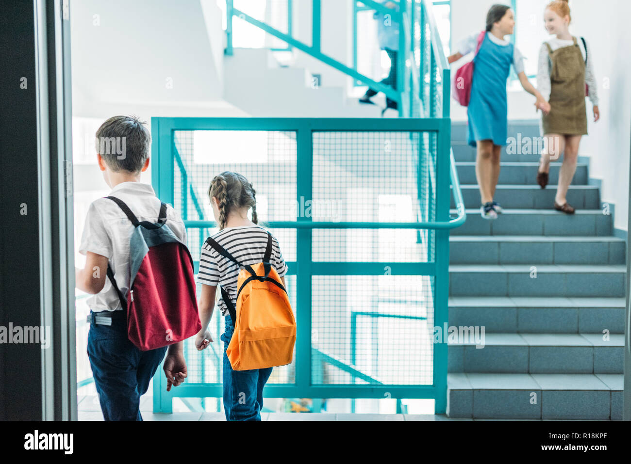 Elementare alter Mitschüler zu Fuß über Treppen an der Schule Stockfoto
