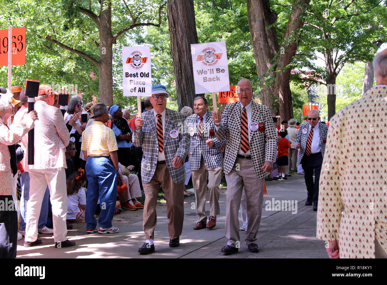 Männer von der Klasse der Besten Alten 1949 halten Schilder 'Alle' und 'Wir' an der Universität Princeton alumni Wiedervereinigungen Parade, 2014, Princeton, NJ. Stockfoto
