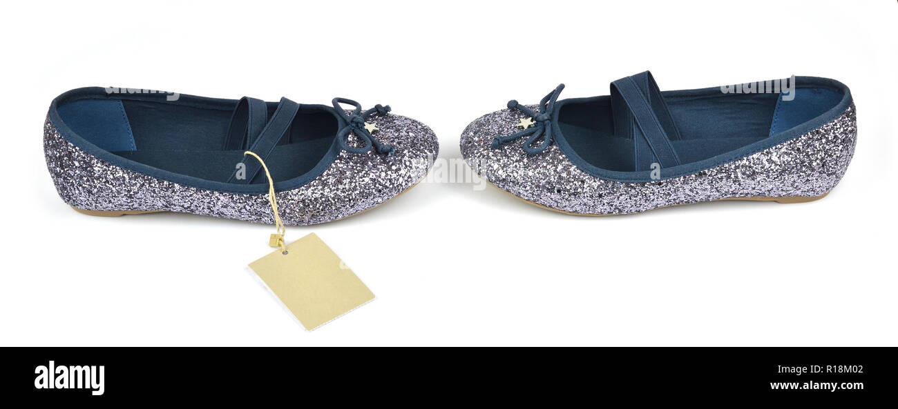Shimmer Silver Blue Ballerina flache Schuhe mit gekreuzten Elastische tunneldurchzüge und ein Preisschild auf Weiß Stockfoto