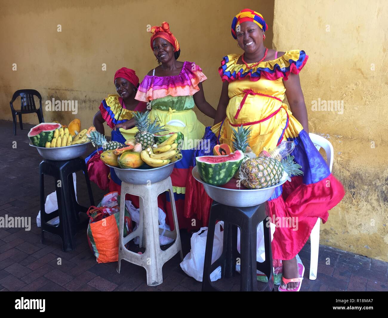 Cartagena, Kolumbien - März 2018: Colobian Frauen in traditioneller Kleidung Früchte Verkauf auf der Straße in Cartagena, Kolumbien Stockfoto