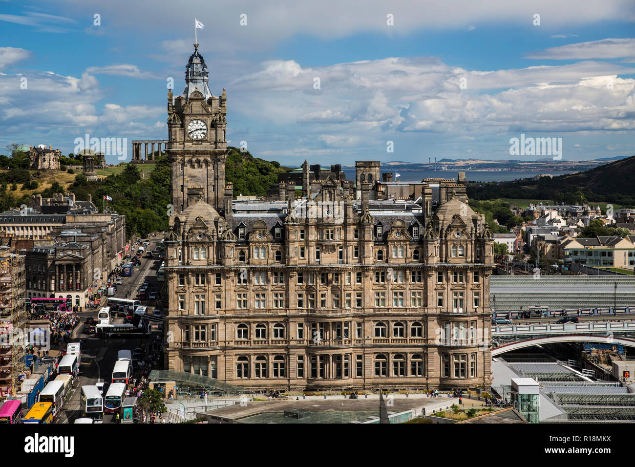 Das Balmoral Hotel, die Princes Street im Sommer Sonnenschein, Edinburgh, Schottland Stockfoto