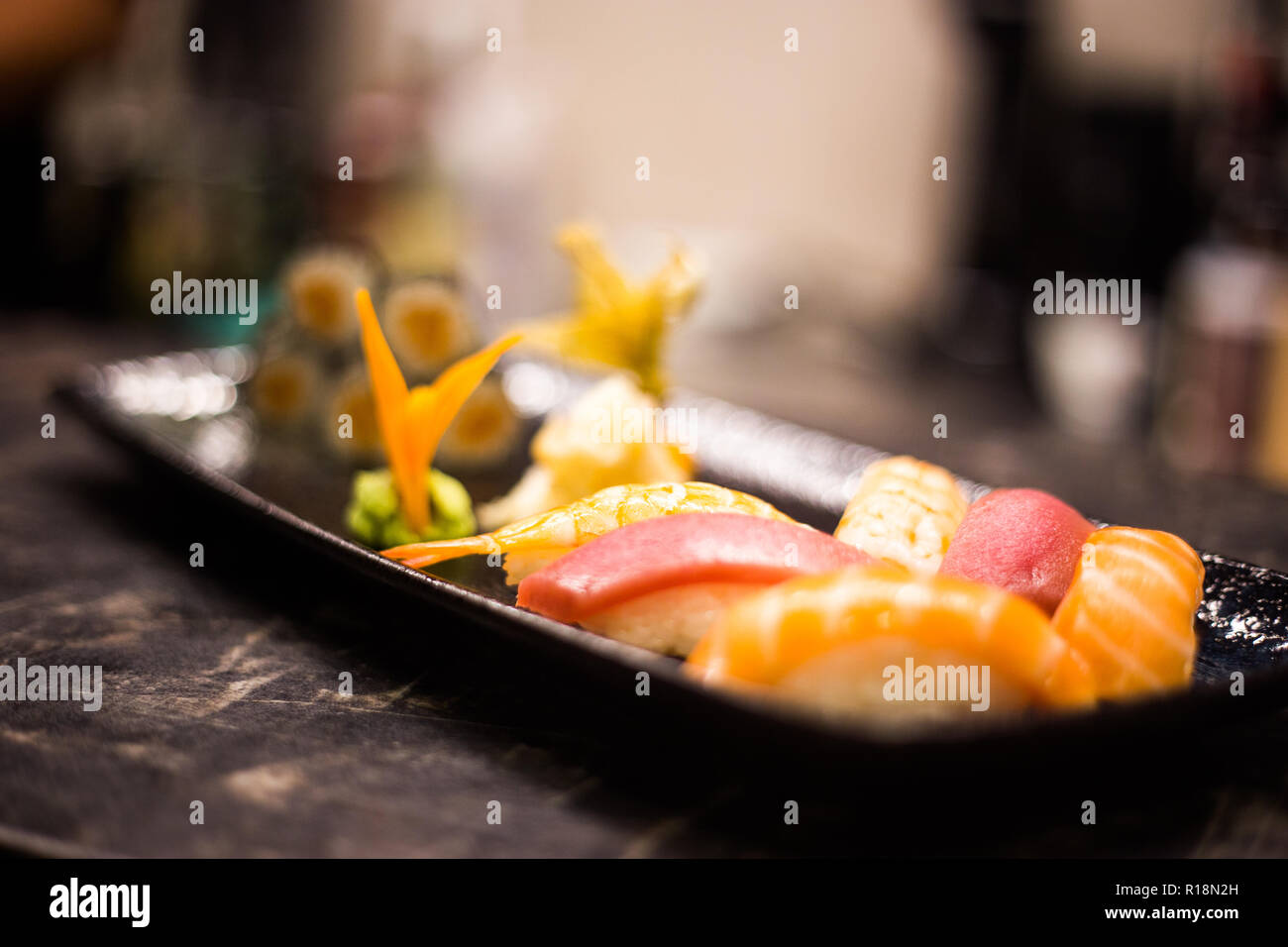 Sushi und Rollen Hintergrund, Rahmen schwarz, Ansicht von oben. Bunten japanischen Restaurant essen einzurichten, kopieren Sie Platz Stockfoto