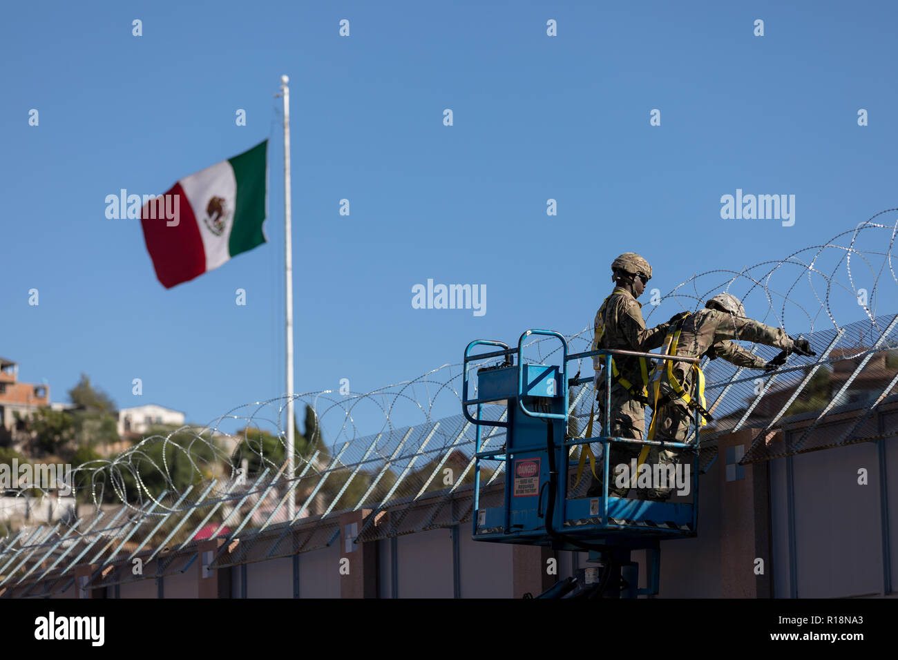 Us-Armee Soldaten mit der 36th Engineer Brigade installieren concertina Draht am Morley Tor Fußgängerzone Port 7. November 2018 in Nogales, Arizona. Die Truppen sind die Bereitstellung der US-mexikanischen Grenze im Auftrag von Präsident Donald Trump die honduranische migrant Caravan abzufangen. Stockfoto