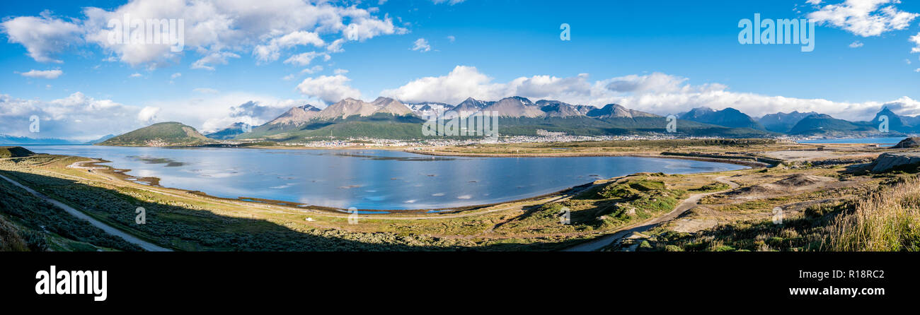 Panorama von Ushuaia mit kriegerischen Berge und Beagle Kanal, Terra del Fuego, Patagonien, Argentinien Stockfoto