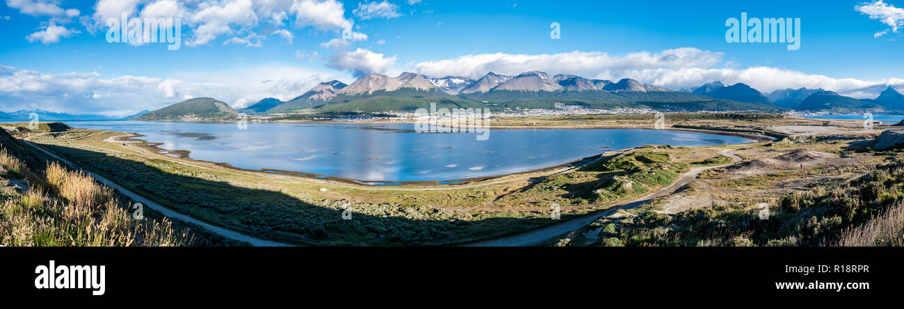 Panorama von Ushuaia mit kriegerischen Berge und Beagle Kanal, Terra del Fuego, Patagonien, Argentinien Stockfoto