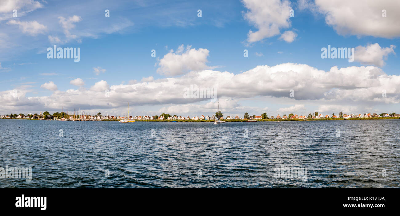 Skyline von Deich Dorf Durgerdam, bei der die Zeile der alten Häuser und Boote, IJmeer, Amsterdam, Nordholland, Niederlande Stockfoto