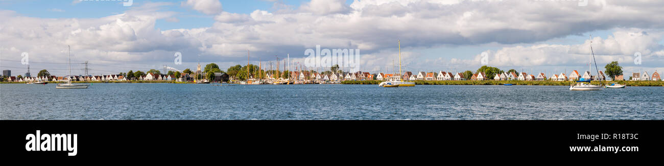 Skyline von Deich Dorf Durgerdam, bei der die Zeile der alten Häuser und Boote, IJmeer, Amsterdam, Nordholland, Niederlande Stockfoto