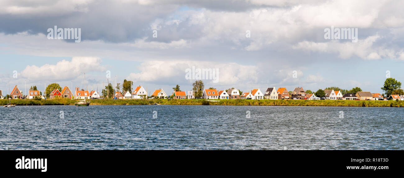 Skyline von Deich Dorf Durgerdam, bei der die Zeile der alten Häuser und Boote, IJmeer, Amsterdam, Nordholland, Niederlande Stockfoto