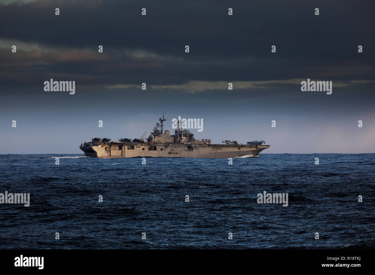 USS Iwo Jima assault Carrier der US Navy mit Tilt rotor V22 Osprey US Marine Corps Flugzeuge begonnen Stockfoto