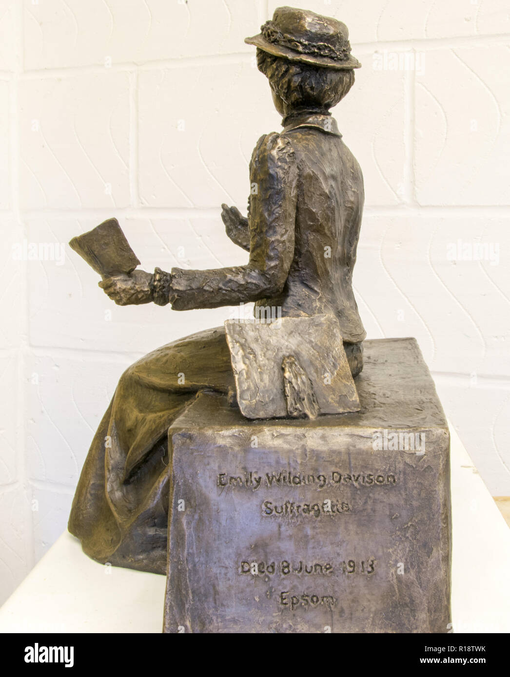 Der Geburtstag von Emily Wilding Davison die Emily Davison Memorial Projekt zu feiern haben die Maquette (kleine Version) der vorgeschlagenen lebensgroße Skulptur der suffragette Emily Wilding Davison, das berühmt des Königs Pferd im Jahre 1913 Epsom Derby, ging von der Künstlerin Christine Charlesworth MRBS SWA von der Emily Davison Memorial Projekt, das fertige Bronze Skulptur in Epsom Stadtzentrum positioniert wird im Auftrag erstellt vorgestellt. Sitzen Sie auf einem hellen Granit Bank und Besucher können mit Emily zu sitzen. Außerdem gibt es auch Pläne, die Statue interaktiv, so dass jedermann mit einem Smart zu machen Stockfoto