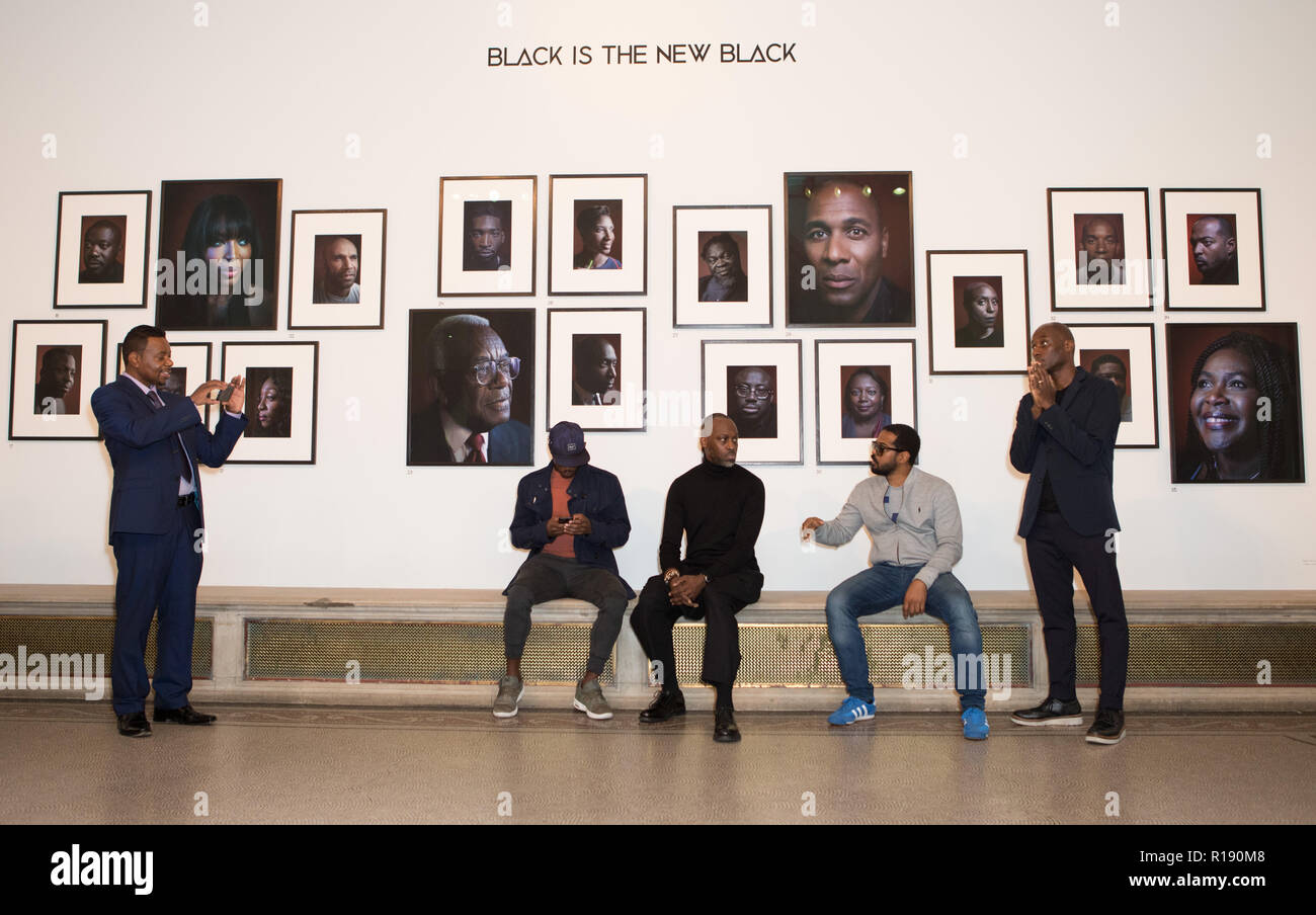 Größte Akquisition der National Portrait Gallery Porträts von afro-karibischen Sitters hat auf öffentliche Anzeige gegangen zum ersten Mal in der "Schwarz ist das neue Schwarz: Porträts von Simon Friedrich', eine neue Anzeige in der National Portrait Gallery, London (bis 27. Januar 2019). Die Anzeige bringt außergewöhnliche Persönlichkeiten aus der Welt der Politik, Wirtschaft, Kultur, Religion und Wissenschaft, fotografiert von Künstler und Regisseur Simon Friedrich als Teil seiner gefeierten BBC zwei Dokumentarfilm Schwarz ist das neue Schwarz, im Jahr 2016 ausgestrahlt. Mit der Unterstützung von Eid, Frederick begabt die gesamte portfoli Stockfoto