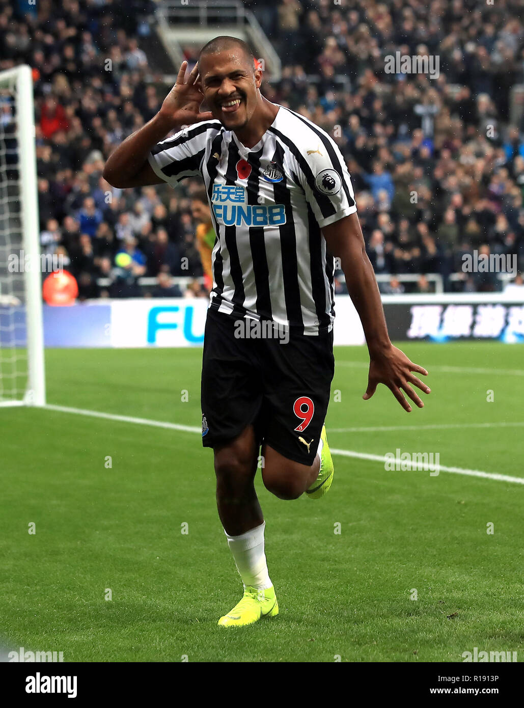 Newcastle United Salomon Rondon feiert zweiten Ziel seiner Seite des Spiels zählen während der Premier League Match im St James' Park, Newcastle. Stockfoto