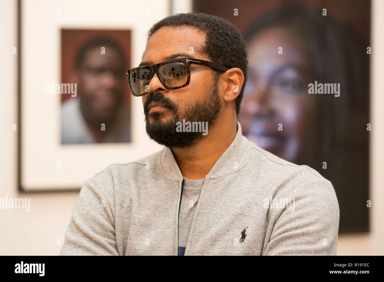 Größte Akquisition der National Portrait Gallery Porträts von afro-karibischen Sitters hat auf öffentliche Anzeige gegangen zum ersten Mal in der "Schwarz ist das neue Schwarz: Porträts von Simon Friedrich', eine neue Anzeige in der National Portrait Gallery, London (bis 27. Januar 2019). Die Anzeige bringt außergewöhnliche Persönlichkeiten aus der Welt der Politik, Wirtschaft, Kultur, Religion und Wissenschaft, fotografiert von Künstler und Regisseur Simon Friedrich als Teil seiner gefeierten BBC zwei Dokumentarfilm Schwarz ist das neue Schwarz, im Jahr 2016 ausgestrahlt. Mit der Unterstützung von Eid, Frederick begabt die gesamte portfoli Stockfoto