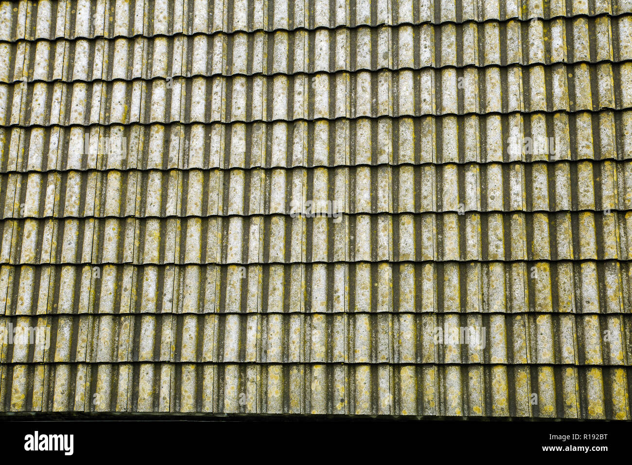 Blick von oben auf die rustikale grau Dachziegel. strukturierten Hintergrund Stockfoto