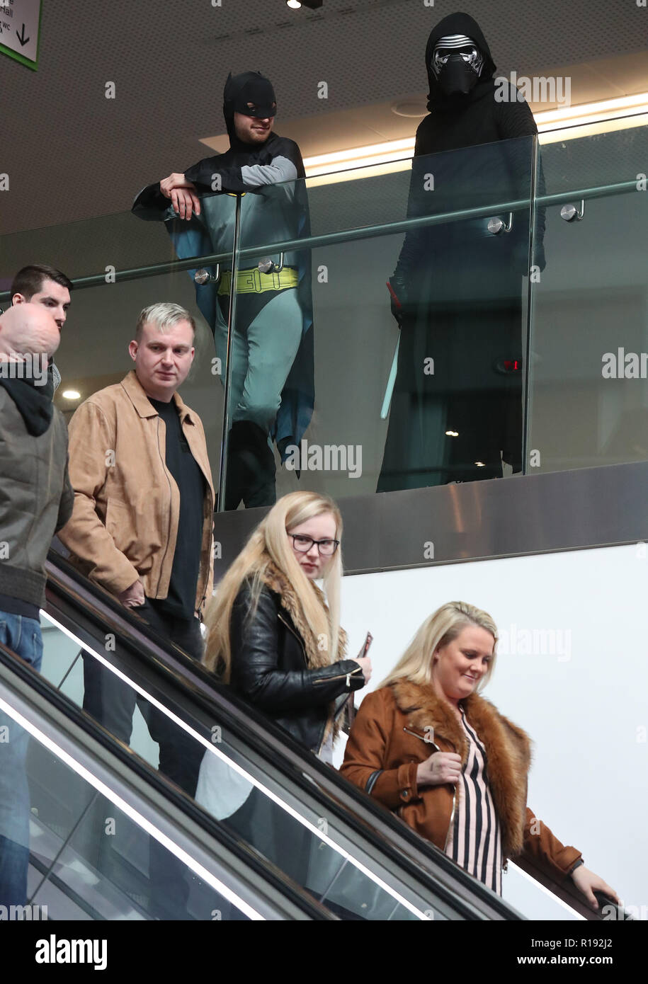 Cosplayer teilnehmen, die für die Liebe von 80 s-Comic Con Schottland Veranstaltung im Edinburgh International Conference Centre. Stockfoto