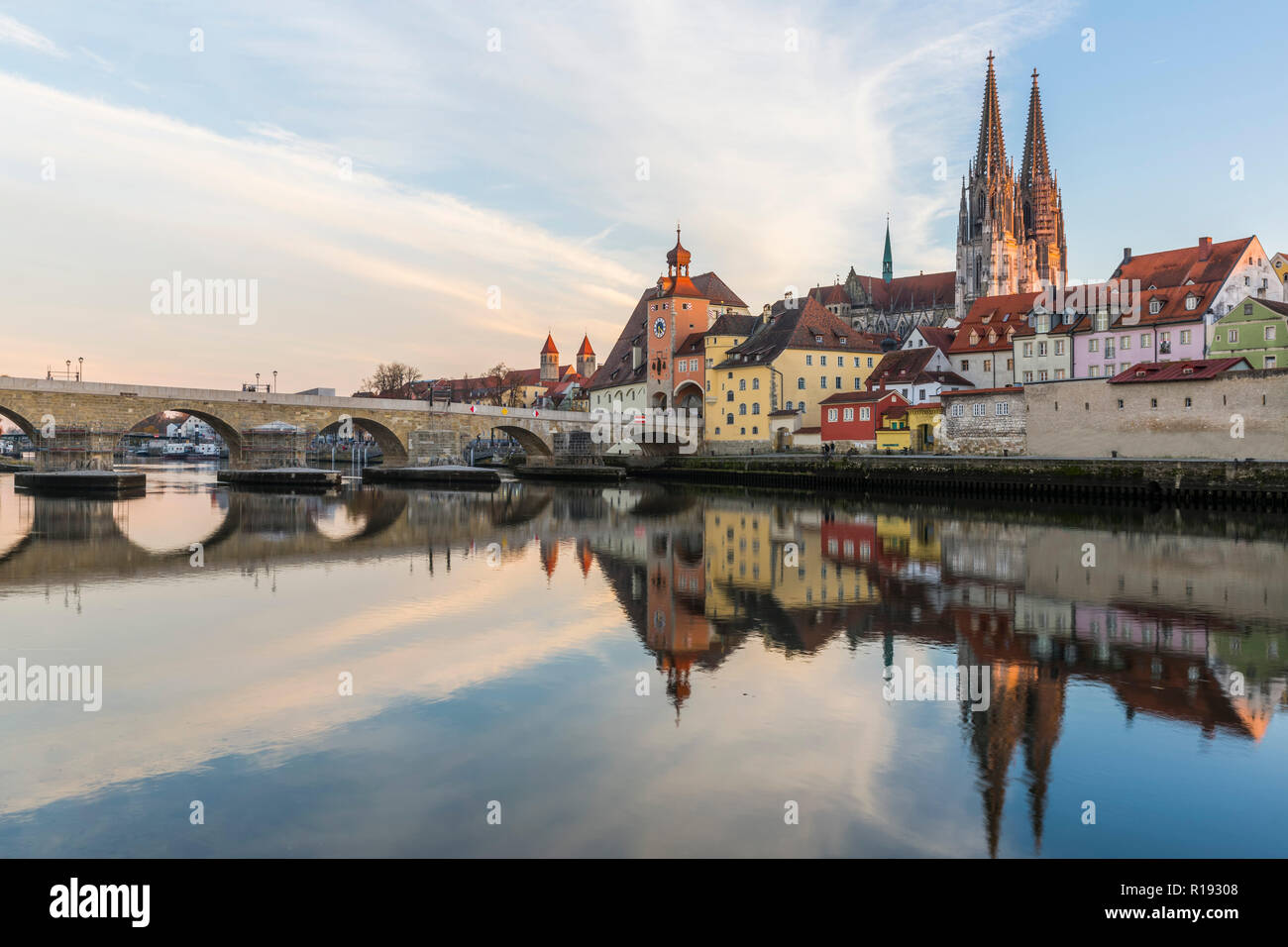 Blick auf die Steinerne Brücke, St. Peter's Kirche und die Altstadt von Regensburg Stockfoto