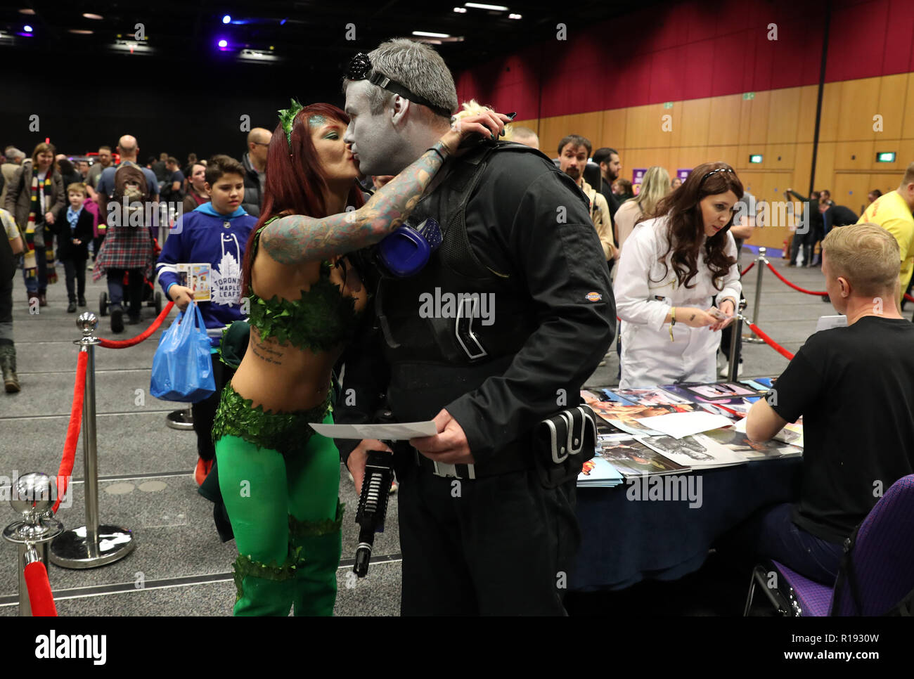 Ein paar Küssen, während in Tracht, wie Sie FÜR DIE LIEBE Besuchen von 80 s-Comic Con Schottland an der Edinburgh International Conference Centre statt. Stockfoto
