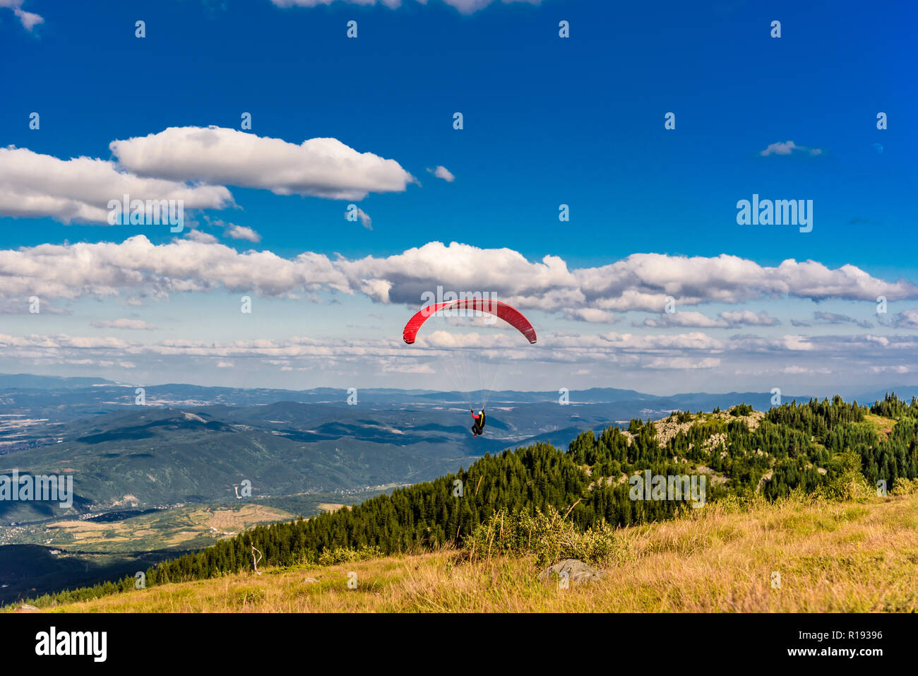 Parasailing von einem Berg - einzelne rote Rutsche nach unten gleiten aus  den Hügeln des Vitosha Berges in Bulgarien - populäre parasailing Lage  Stockfotografie - Alamy