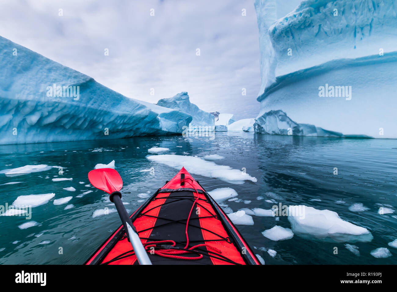 Kajak in der Antarktis zwischen Eisbergen mit aufblasbaren Kajak, extreme Abenteuer in der Antarktischen Halbinsel, wunderschöne unberührte Landschaft, Meer Wasser padd Stockfoto