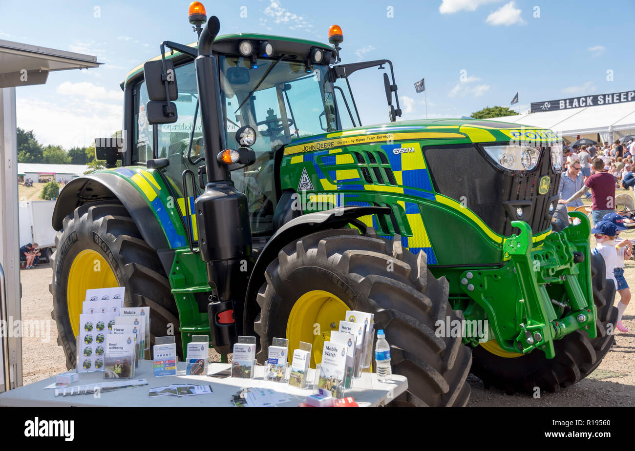 John Deere Traktor Polizei auf Anzeige an der großen Yorkshire zeigen, Harrogate Stockfoto