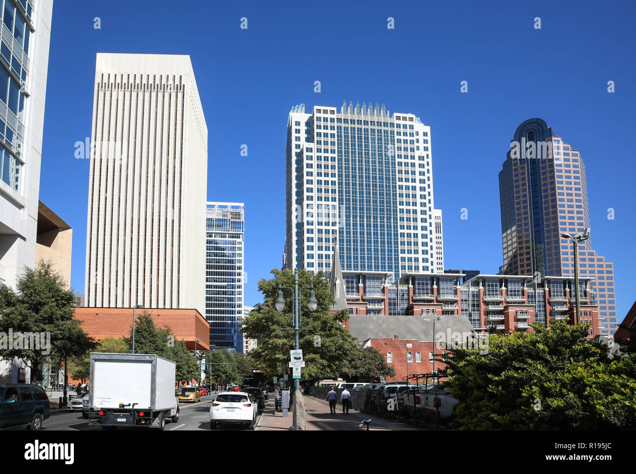 CHARLOTTE, NC, USA -10/30/18: Mit Blick auf die Skyline von Tryon am Stonewall. Stockfoto