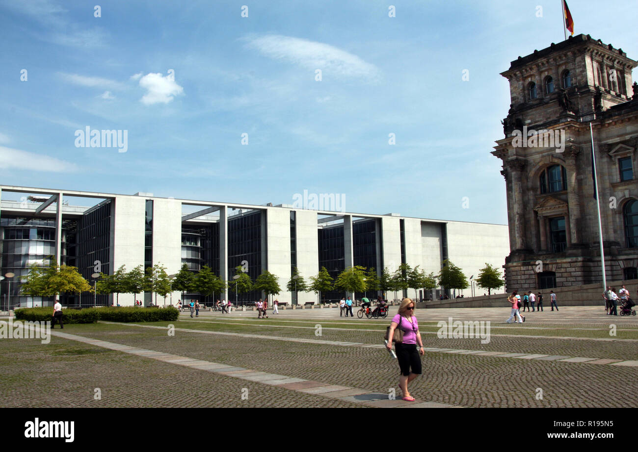 Großen, offenen Räumen und modernen Gebäuden bilden den Komplex, in dem der Reichstag und andere Regierungsbauten in Berlin, Deutschland. Stockfoto