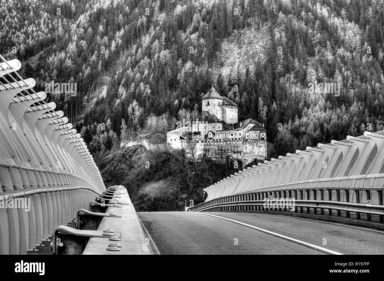 Castel Tasso, eine Brücke in die Vergangenheit: eine moderne Brücke, die einem kleinen und alten Burg führt Stockfoto