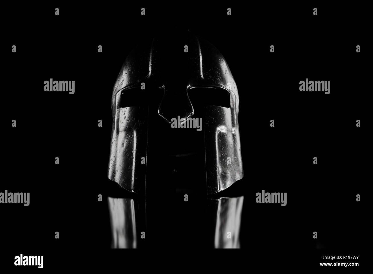 3D-Rendering der griechischen Antike Sparta Art Helm in low-key-Licht Stockfoto