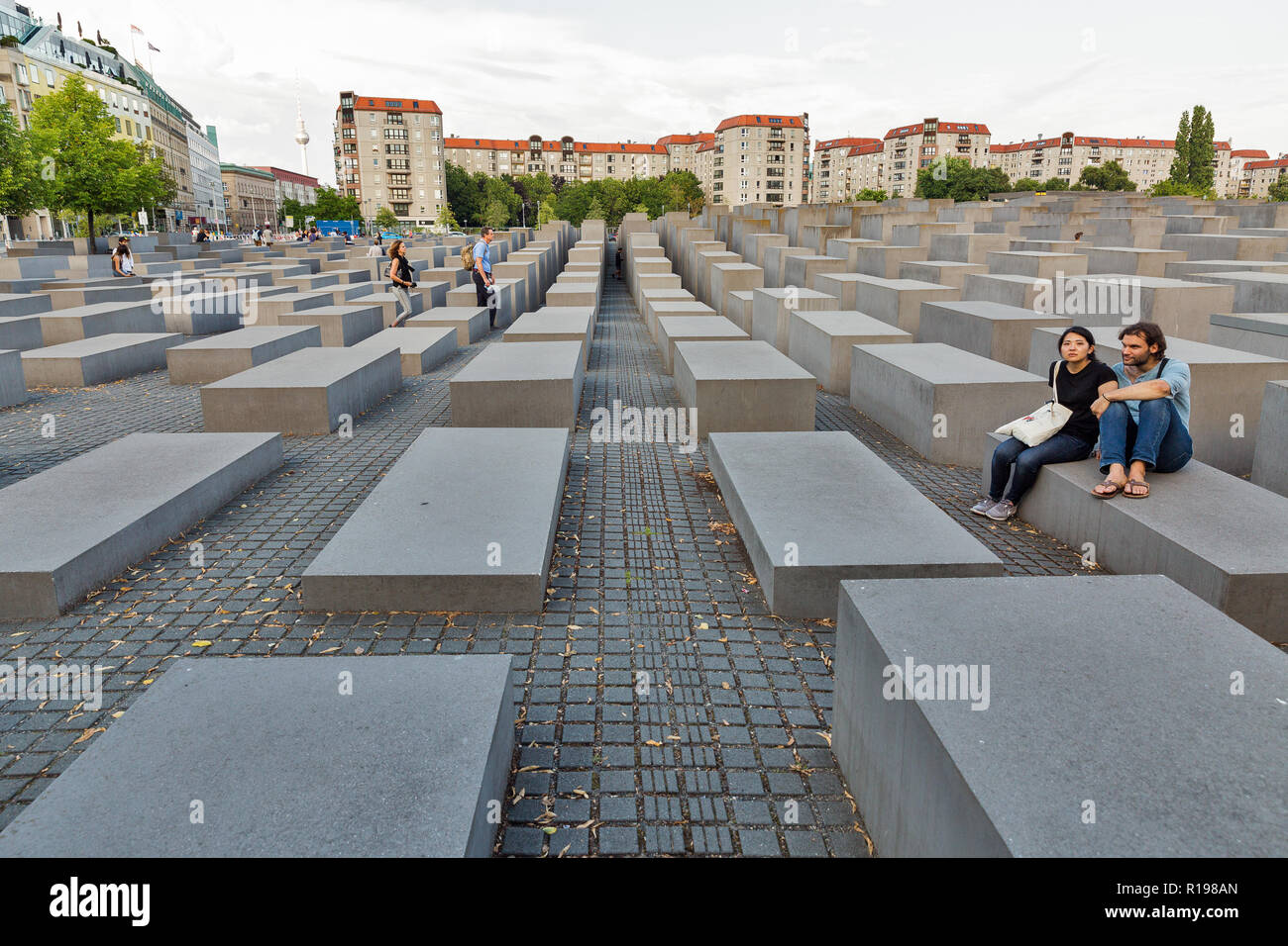 BERLIN, DEUTSCHLAND - 13. JULI 2018: die Menschen besuchen sie die Gedenkstätte für die ermordeten Juden Europas, die Opfer des Holocaust. Die Idee gehört zu den Berliner Öffentlichen Stockfoto