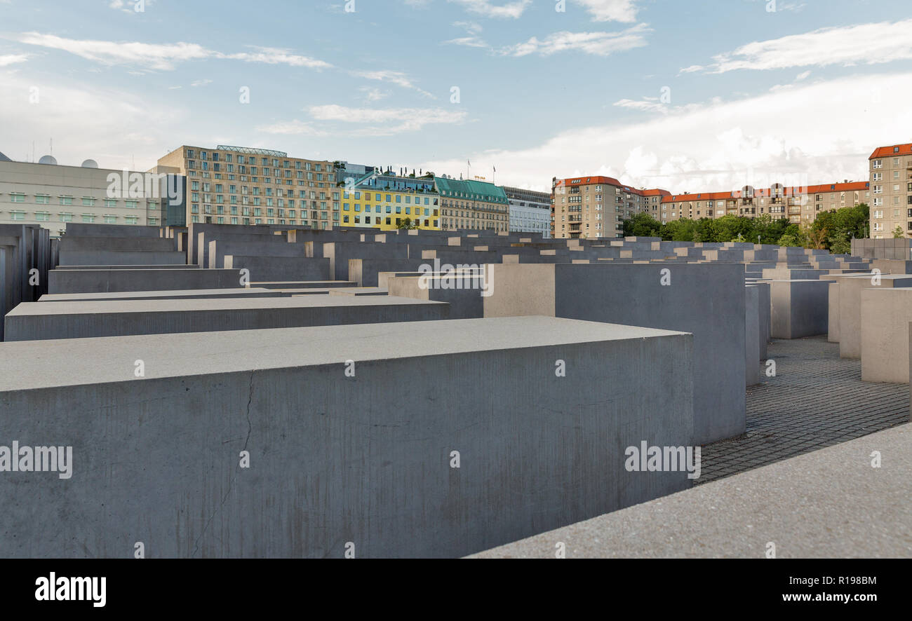 BERLIN, DEUTSCHLAND - 13. JULI 2018: Denkmal für die ermordeten Juden Europas, die Opfer des Holocaust. Die Idee gehört zu den Berliner Publizistin Lea Rosh. Stockfoto