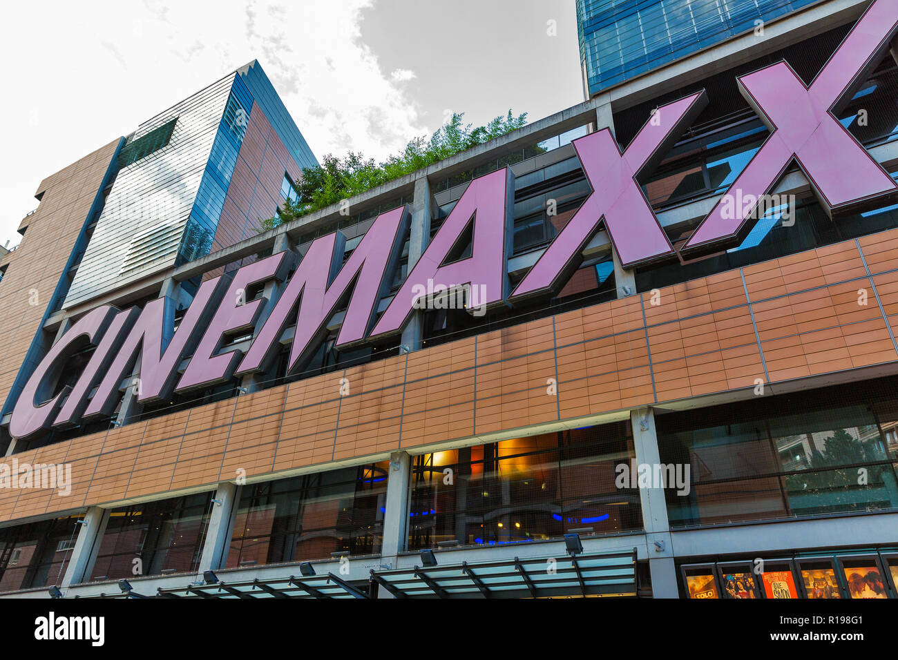 BERLIN, DEUTSCHLAND - 13. JULI 2018: Cinemaxx Kino Logo am Potsdamer Platz  Financial District. Berlin ist die Hauptstadt und größte Stadt Deutschlands  durch Stockfotografie - Alamy