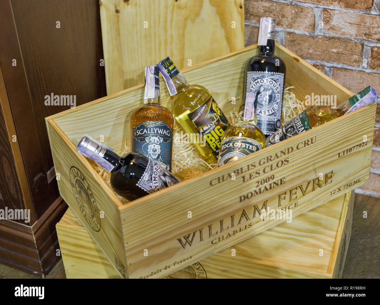 Kiew, Ukraine - Oktober 20, 2018: Irish Independent bottlers Blended malt whisky Flaschen Wein in einer Holzkiste auf dem Stand der 4. ukrainischen Whisky Dram-Fe Stockfoto