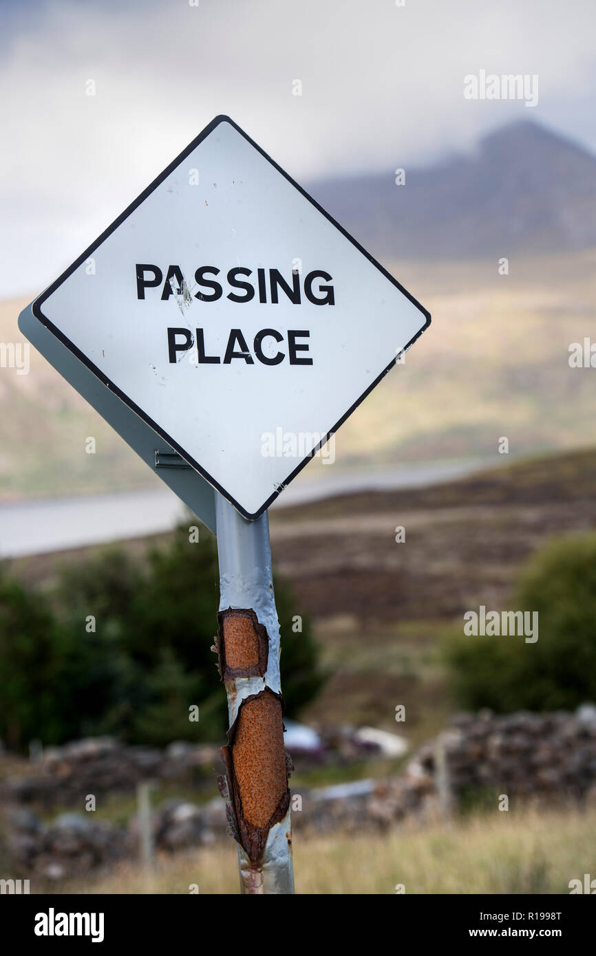 Alte Straße Zeichen, ein Ort, auf einer einzigen Schiene Straße in Wester Ross, Schottland, Großbritannien Stockfoto