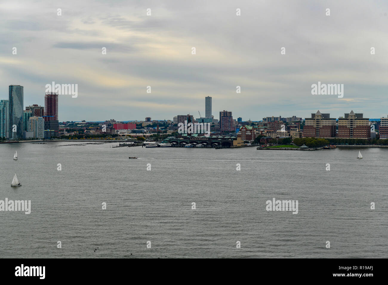 Panoramablick auf die Lackawanna Uhrturm und die Hoboken Bahnhof von New York City Stockfoto