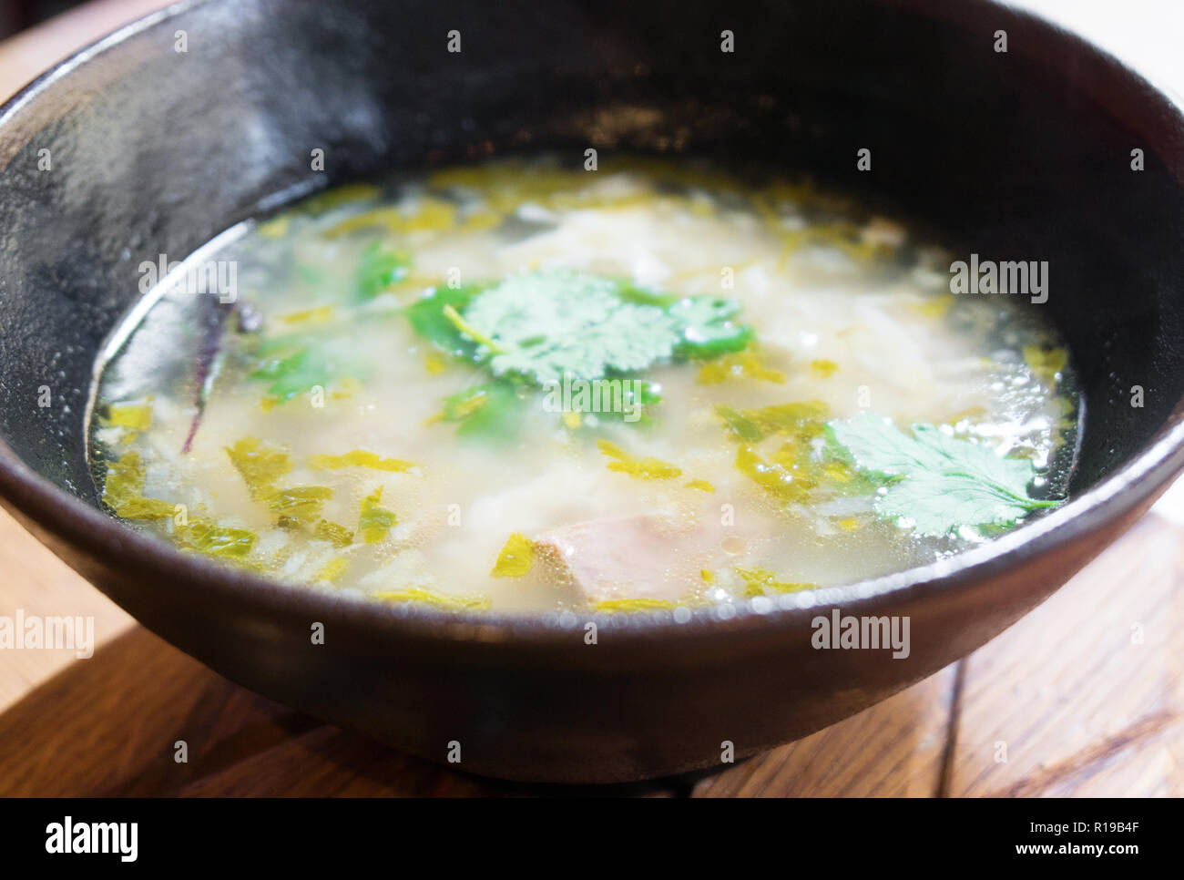 Nahaufnahme der Georgischen Hammel- Suppe. Stockfoto
