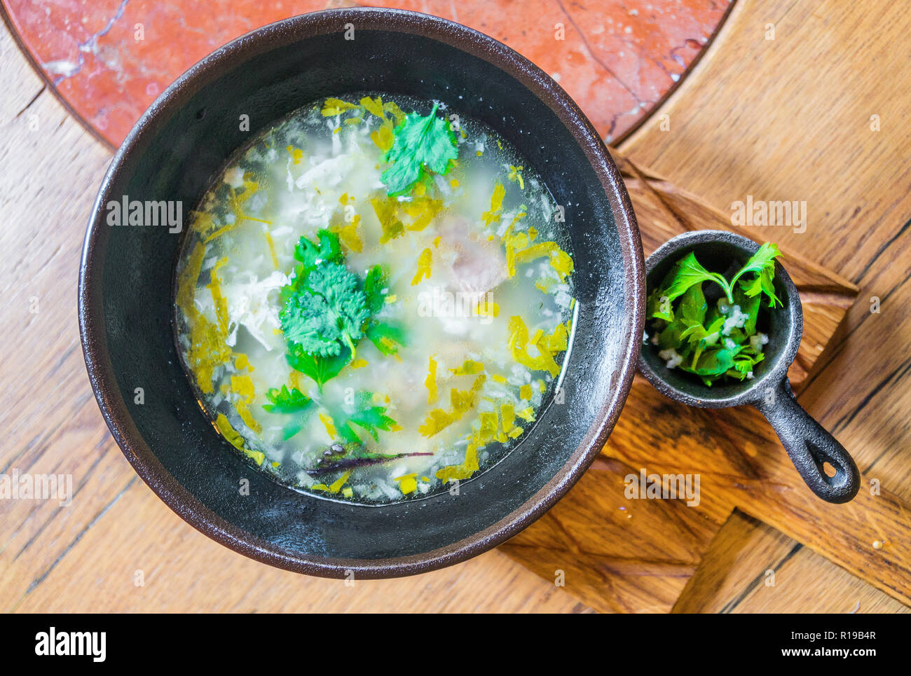 Nahaufnahme der Georgischen Hammel- Suppe. Stockfoto