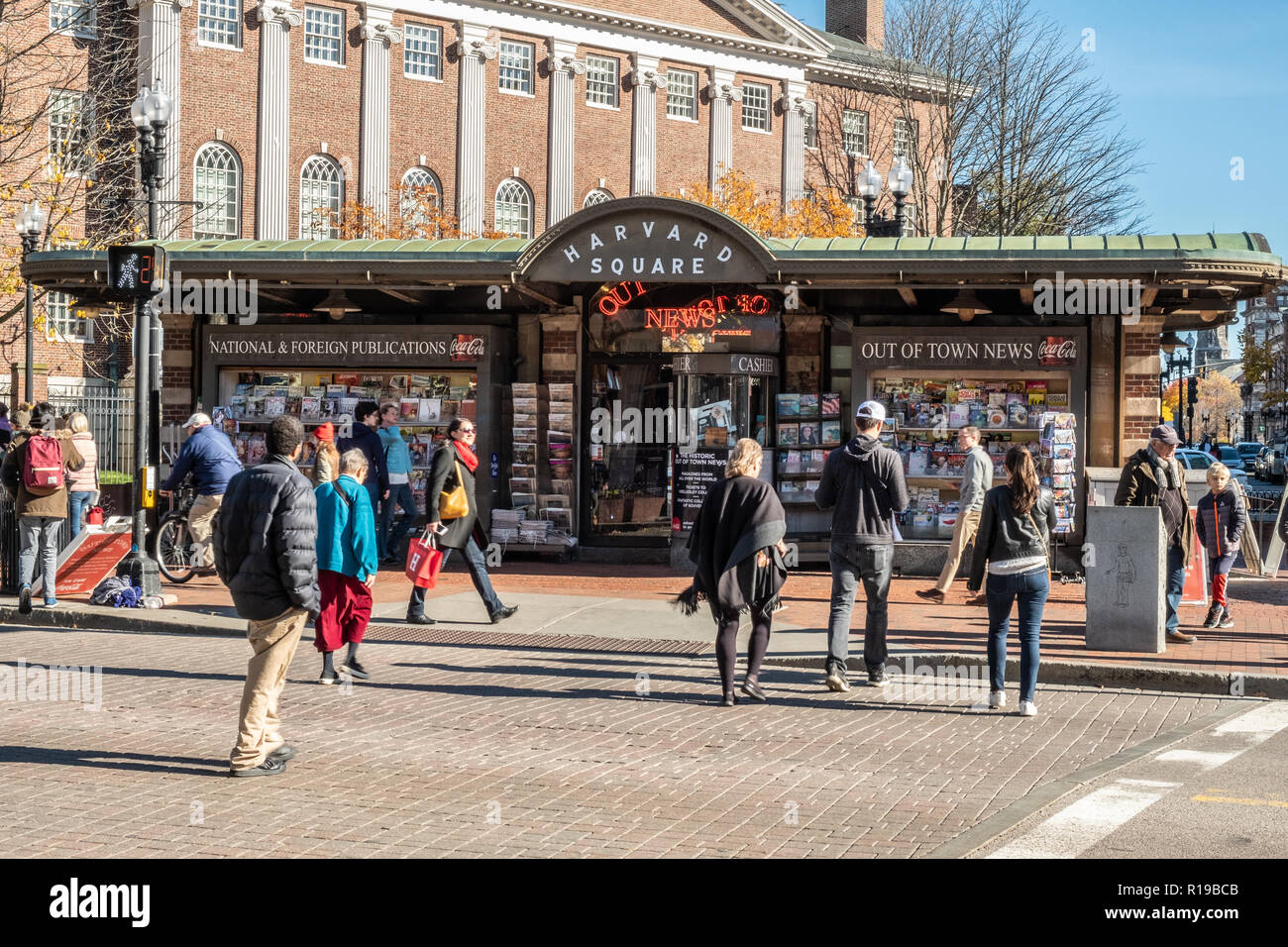 Außerhalb der Stadt Nachrichten, Harvard Square, Cambridge, MA Stockfoto