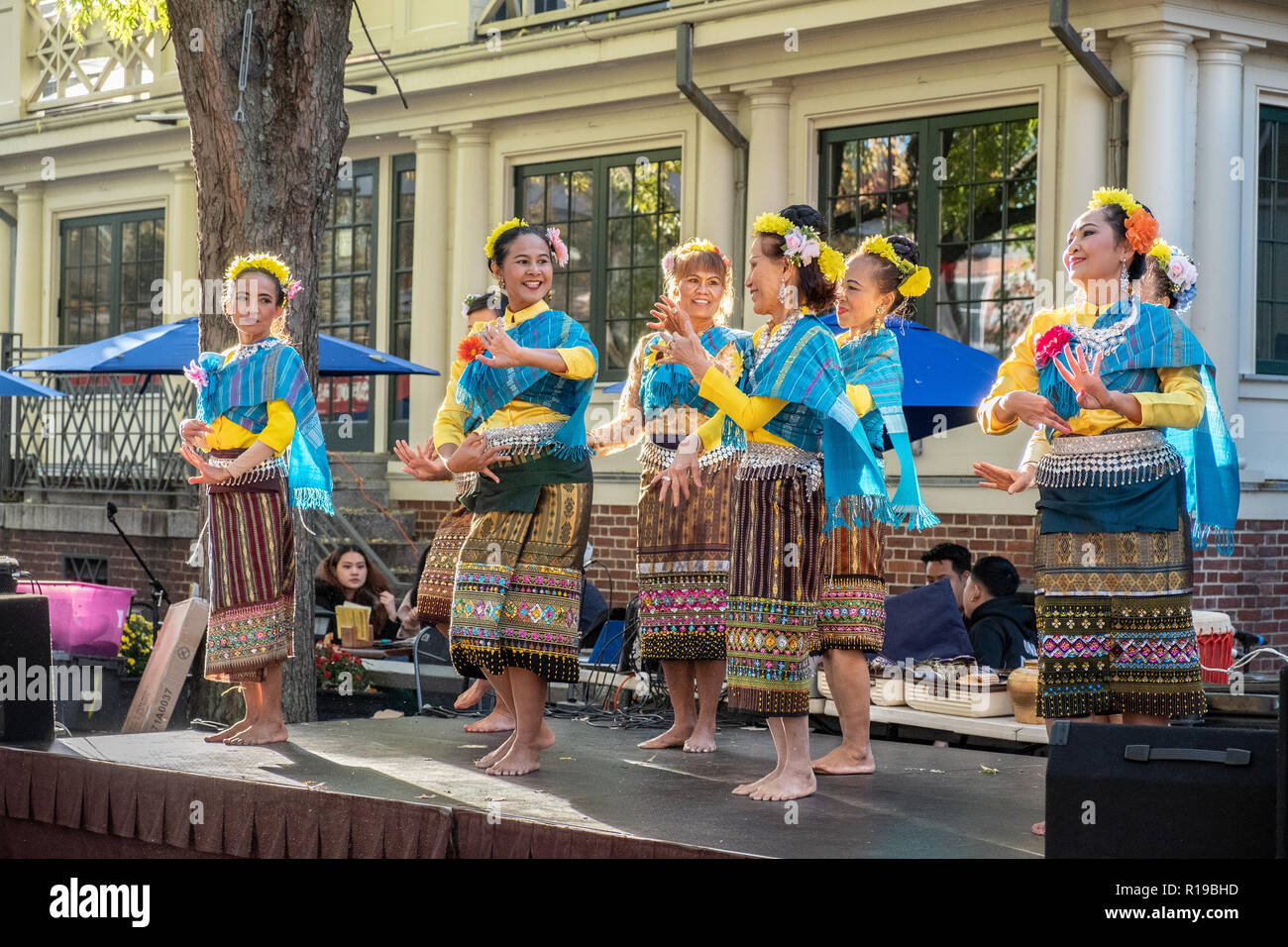 Frau tanzen im Thai Festival in Harvard Square, Cambridge, MA Stockfoto