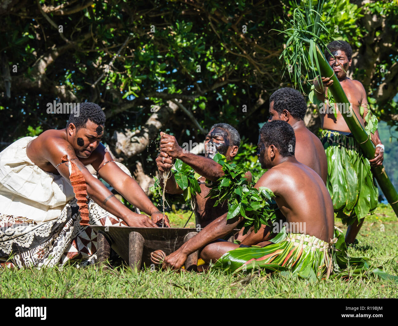 Dorfältesten aus dem Township von Waitabu Durchführen einer traditionellen Kava-Zeremonie, Taveuni Island, Republik Fidschi. Stockfoto