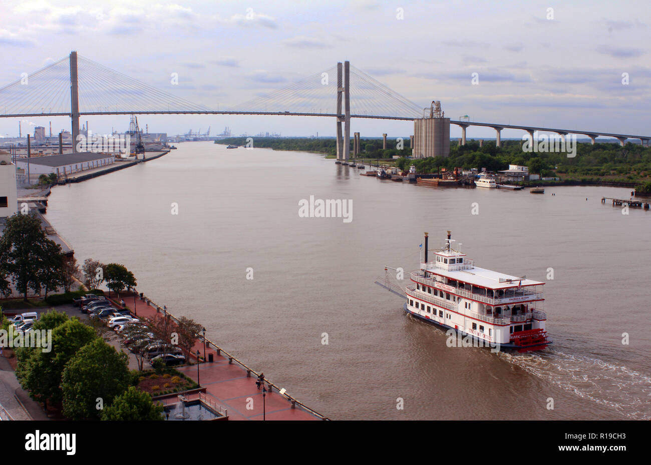 Blick auf den Savannah River Channel und Talmadge Memorial Bridge von oben historischen River Street, Savannah, Georgia Stockfoto