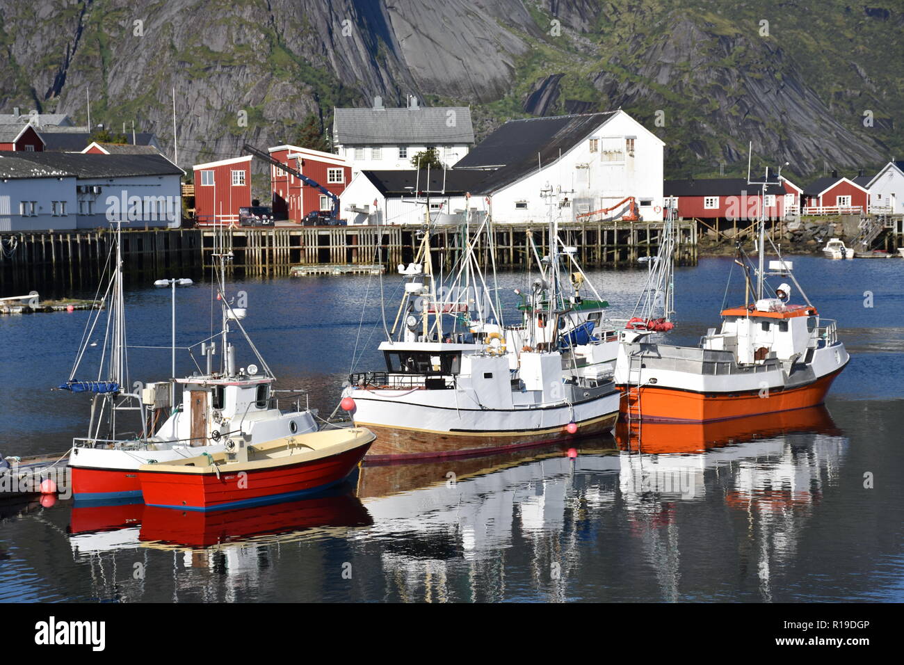 Dorf, Fischerdorf, Lofoten, Reine, Hamnøy, Hamnøya, Boot, Fischerboot, Bucht, Hafen, Steg, Boote, Schiffe, Reinefjorden, Haus, Häuser, Straße, Vorfjor Stockfoto