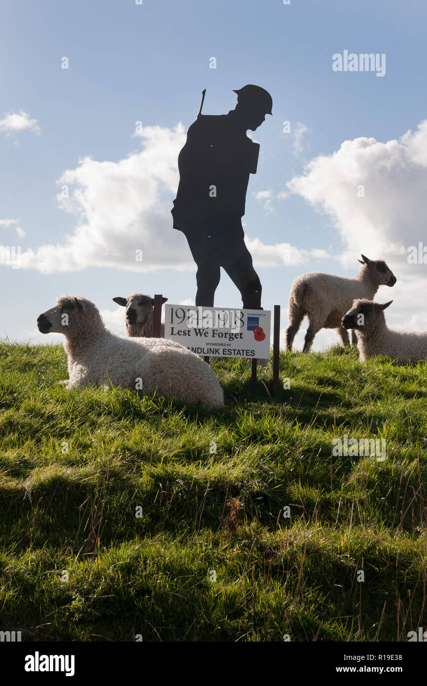 Damit wir WW1 Memorial umgeben von Schafen in Yapton & Barnham, West Sussex Vergessen Stockfoto
