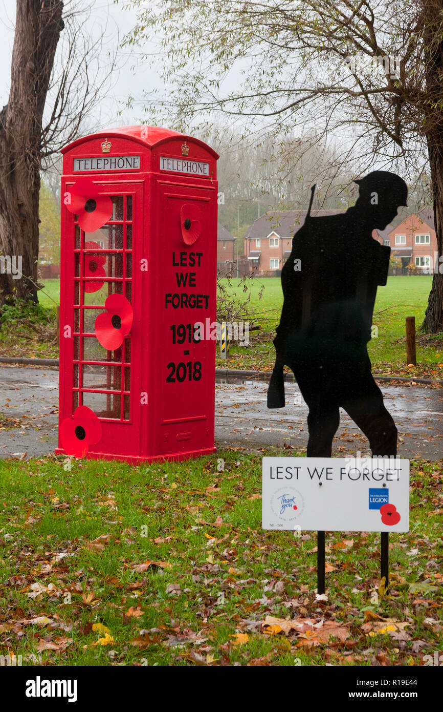 Damit wir es nicht vergessen WW1 100, dekoriert Telefonzelle in Compton, Surrey Stockfoto