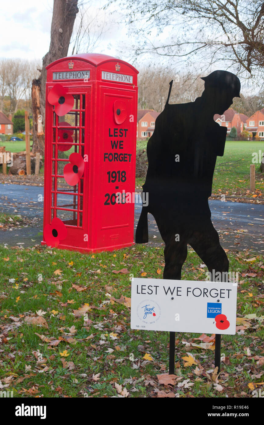 Damit wir es nicht vergessen WW1 100, dekoriert Telefonzelle in Compton, Surrey Stockfoto