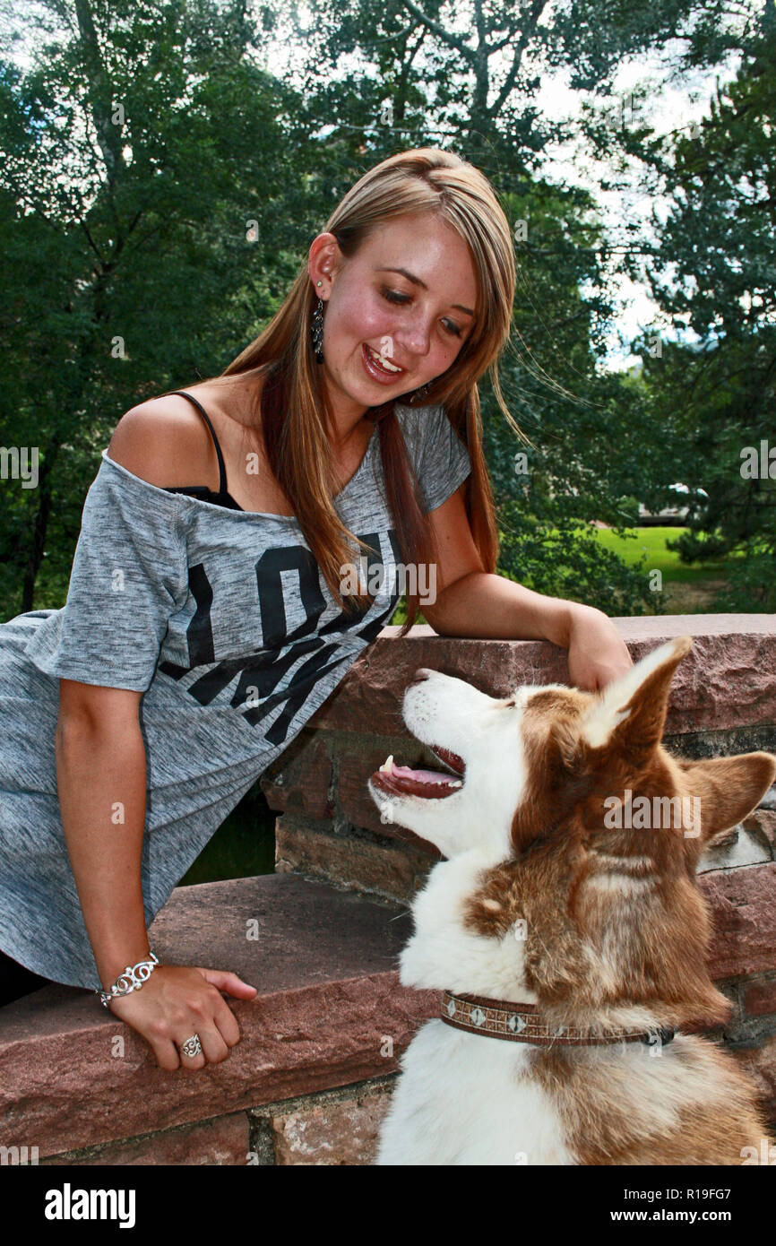 Siberian Husky und seine Eigentümer Stockfoto