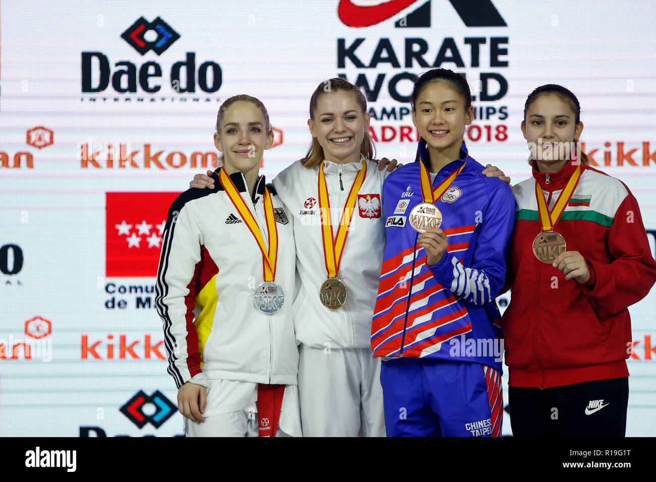 Polnische Karateka Dorota Banaszczyk gesehen posieren für ein Foto Nach einer Goldmedaille der Frauen gewinnt unter 55 kg Kumite des 24. Karate Weltmeisterschaften in Madrid. Stockfoto